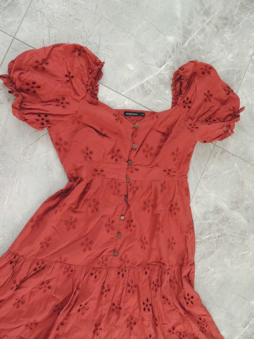 śliczna kobieca elegancka midi sukienka na lato ażurowa haft S