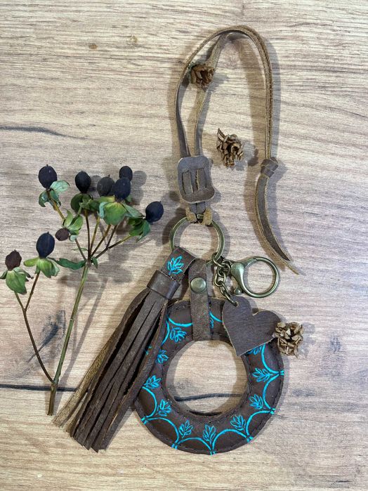 Skórzana zawieszka do torebki amulet, brelok do kluczy ręcznie robiony