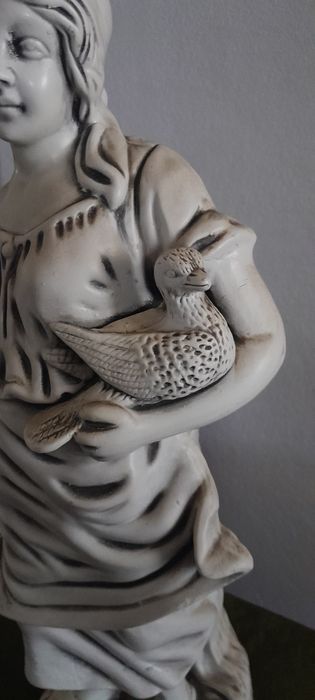 Large Female Statue425520923359334403