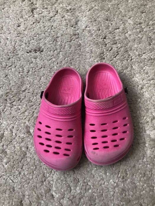 Крокси віддам 2 пари