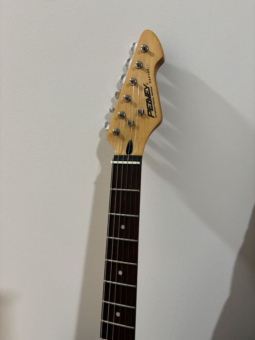 Guitarra Peavey Plus , usada poucas vezes,  vinda da inglaterra.