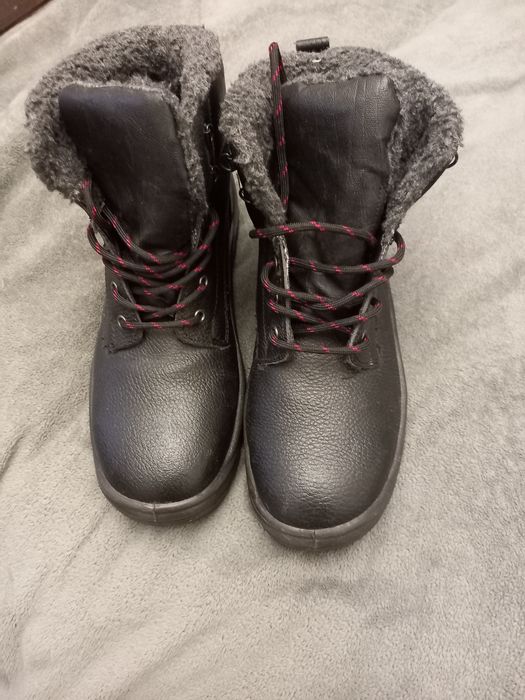 Продам рабочие ботинки.