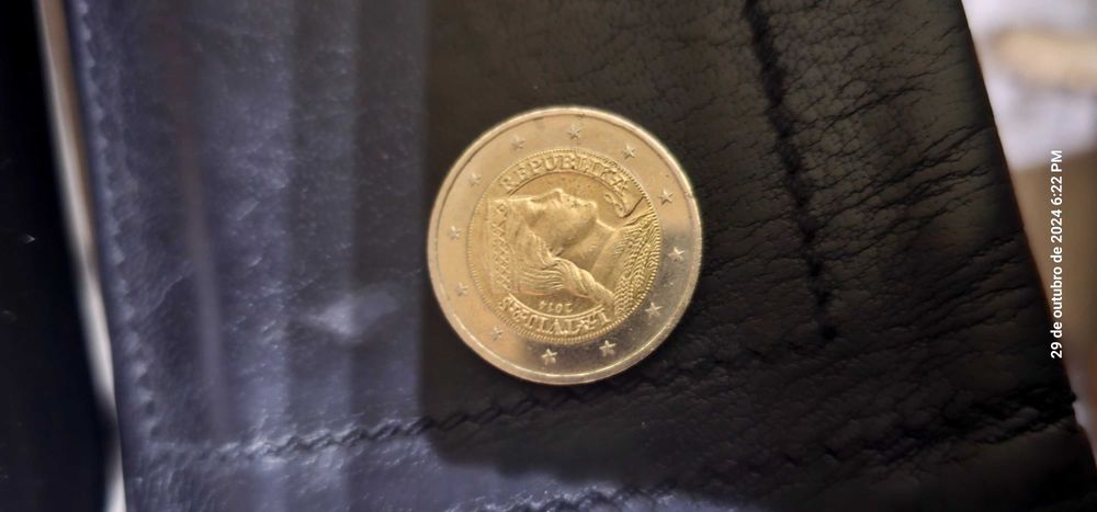 Três moedas comemorativas de 2€