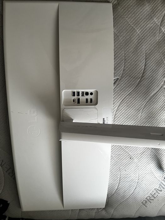 LG 34UC99-W – 34” UltraWide QHD, USB-C, IPS, FreeSync monitor