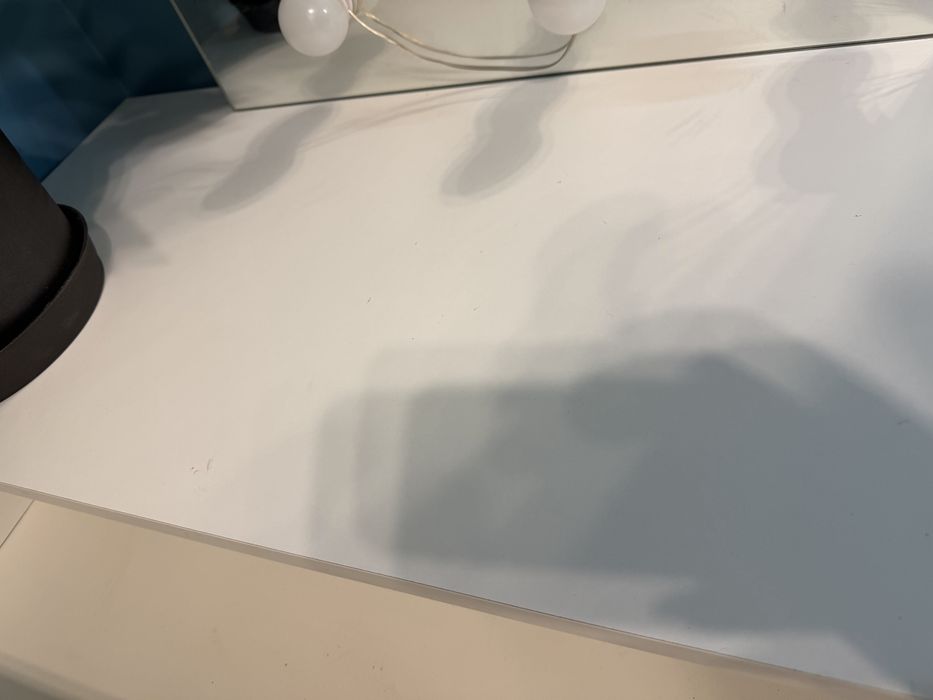 Biała toaletka z taboretem