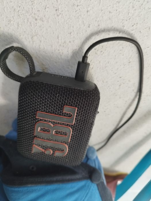 Caixa JBL pequena 9x9 cm