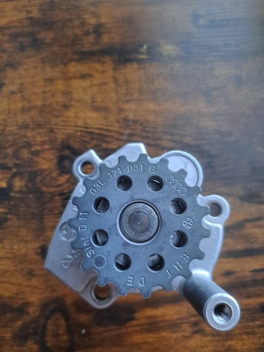 Pompa wody z uszczelką OE 03L121011P