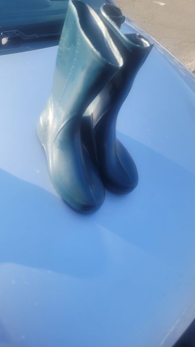 Чоботи та галоші  різних  розмірів.