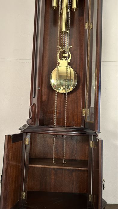 Relógio de pé alto com pêndulo e pesos