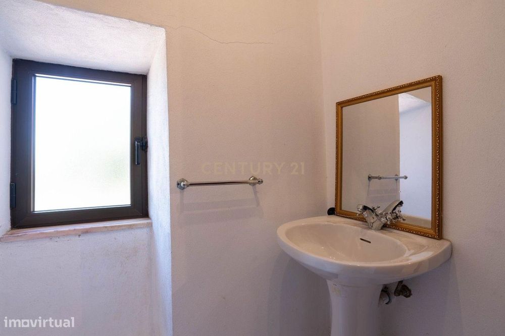 Moradia T2, com espaço exterior e terreno em Vila Nova de Poiares
