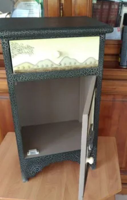 mesa de cabeceira em madeira pintada