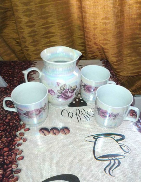 Набор посуды, кружки.