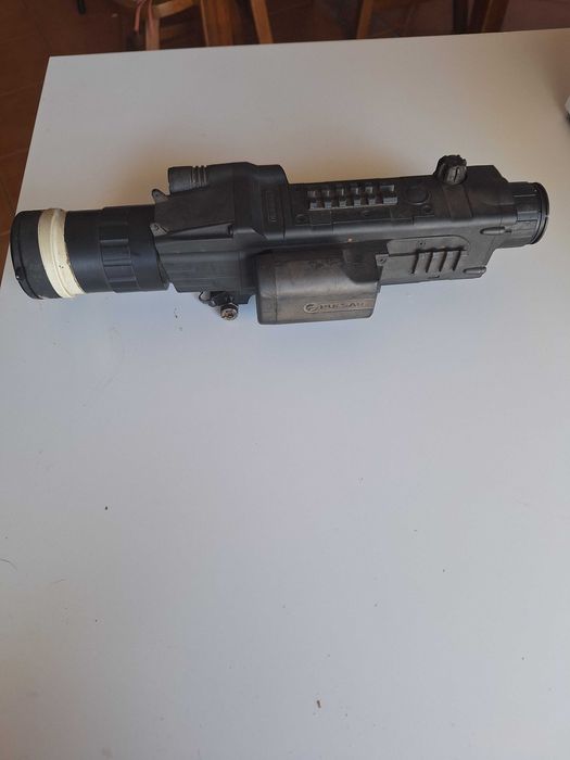 Mira de caça  noturna pulsar digisight 970 com medidor de distância e alteração  na lente tem uma lente mais potente com + 7 aumentos
