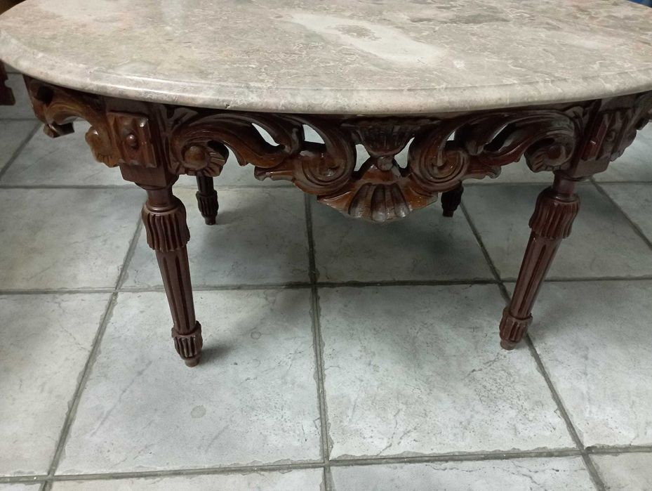 Mesa de sala com tampo de pedra