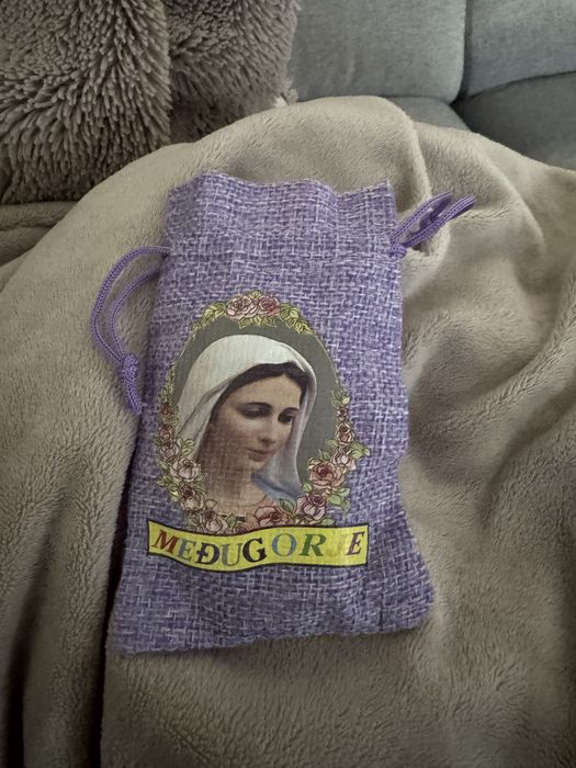Rożaniec z Medziugorie i branzoletka z matka boska i etui