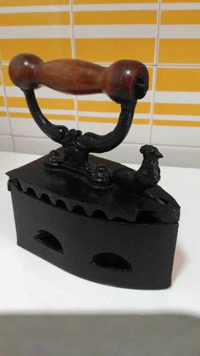Ferro de engomar antigo