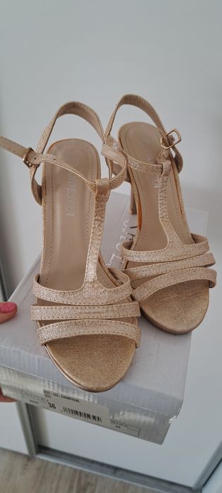 Sandały na obcasie, różowe złoto 36