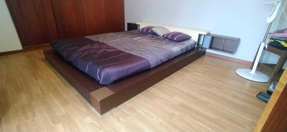 Cama casal com mesas cabeceira