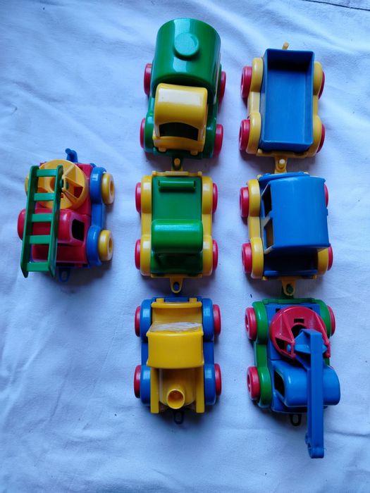 Pojazdy zabawkowe plastikowe z możliwościa łączenia