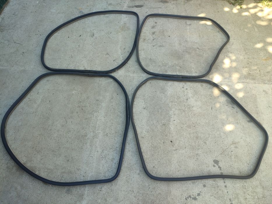 Продам уплотнители дверей на renault laguna 2