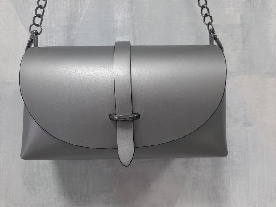 Стильная кожаная сумка, кроссбоди в цвете серебро