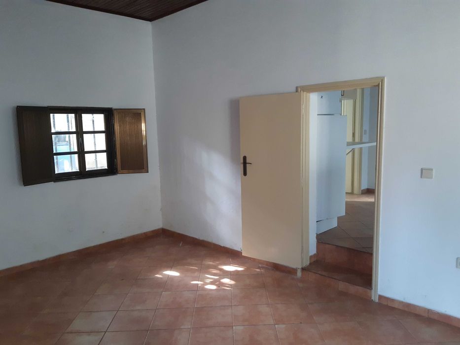 Arrenda Casa R/Ch - Castromil/Sobreira