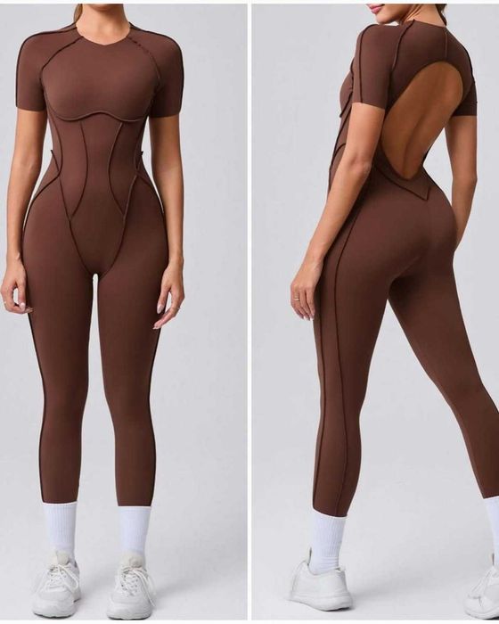 Шоколадный фитнес комбинезон с открытой спинкой