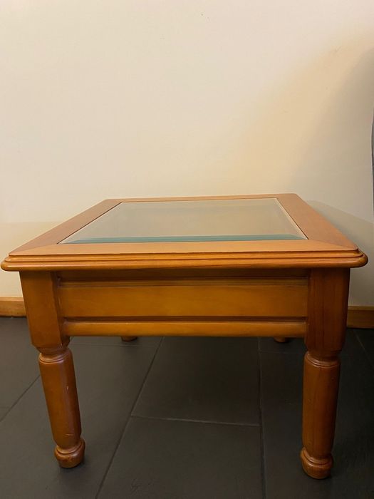 Mesa de centro de sala em pinho