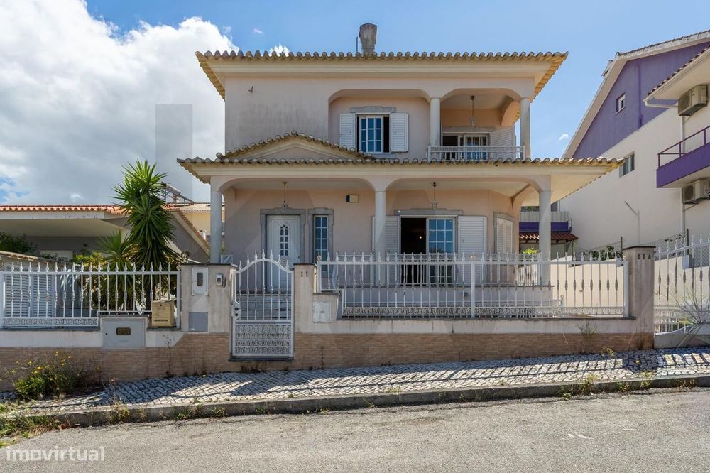 Luminosa Moradia T4 na Charneca da Caparica – Espaço e Conforto