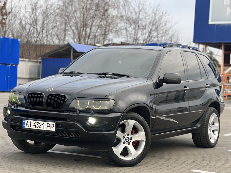 продам власний правильний BMW X5e53 чорний на чорному з двигуном М57! В чудовому технічному та візуальному стані! 
по авто було проведено дуже багато робіт. працює абсолютно все.
екологія вирізана та прошита,їде авто добре. акпп перемикає непомітно! всі рідини та розхідники замінені,
встановленні дорогі bi-led лінзи! 
2 комплекти різноширокої r19 резини! 
на рахунок огляду на детальної інформації по телефону.