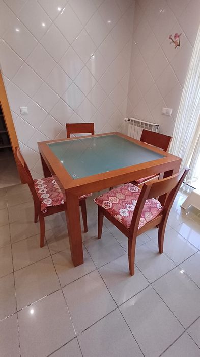 Mesa com cadeiras 200€