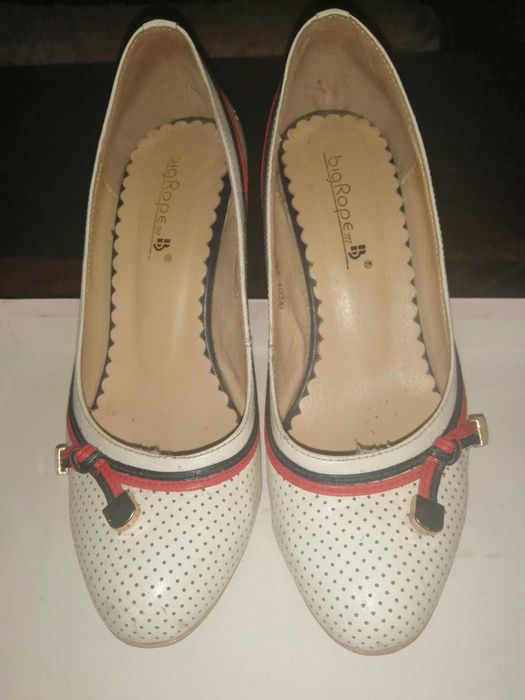 Продам шкіряні туфлі на каблуку