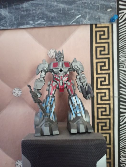 Три фигурки персонажей