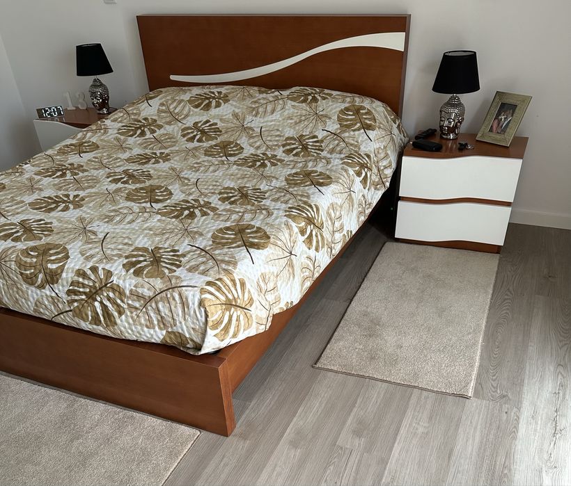 Cama casal + mesinhas de cabeceira