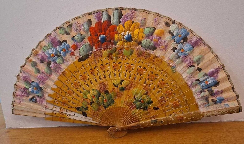 Leque antigo em madeira e tecido pintado à mão