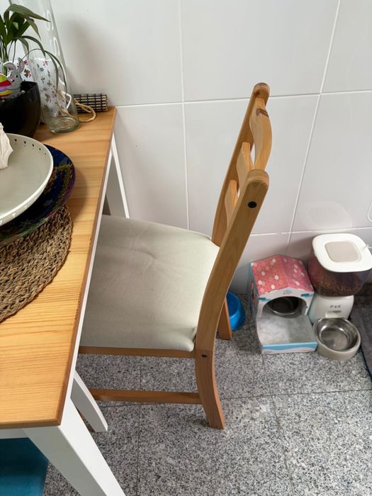Mesa pequena + 2 cadeiras