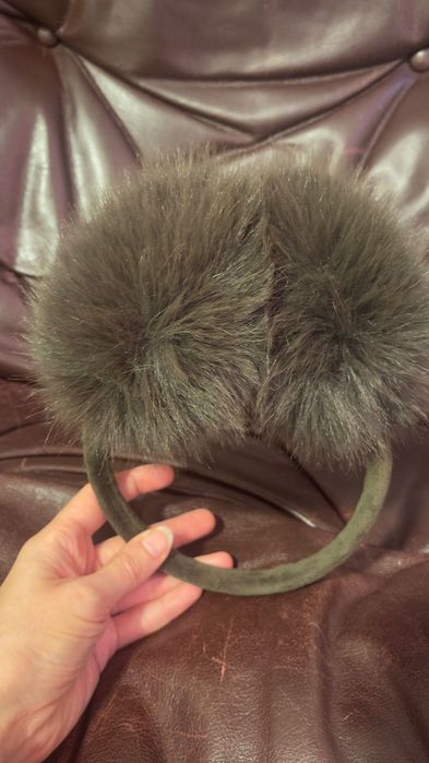 Класні теплі стильні хутряні хакі зелені навушники під песця