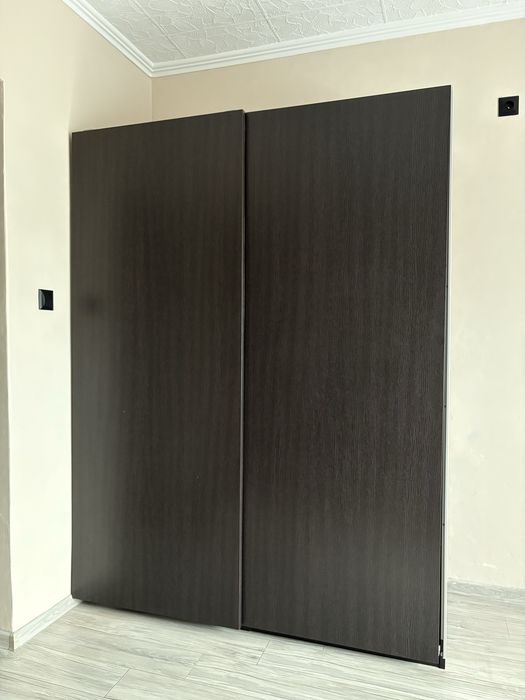 Szafa ikea pax z drzwiami przesuwnymi i pułkami modułowymi