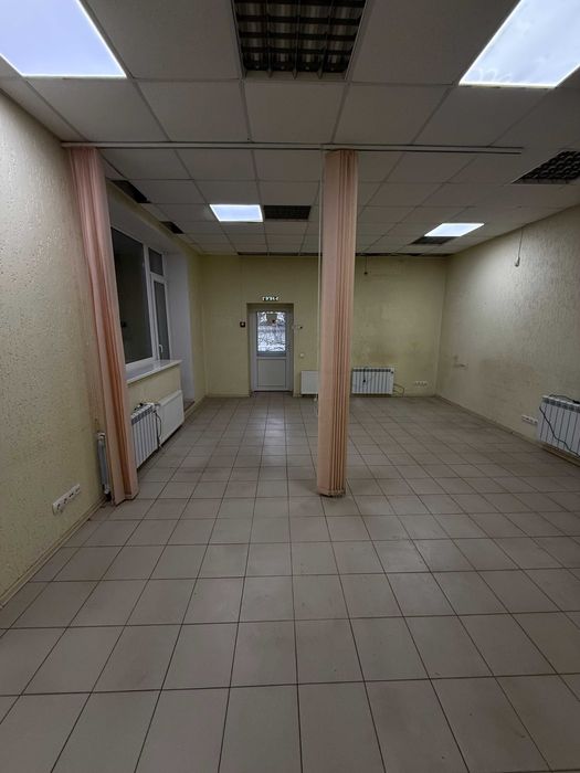 Продам помещение в новострое под офис,салон,кофейню м.Защитников Укр