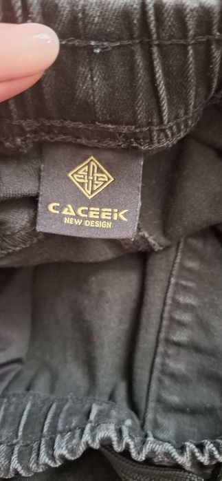 Джинсові джогери карго кольору графіт  мають еластичний пояс на шнурку та кишені з боків.
