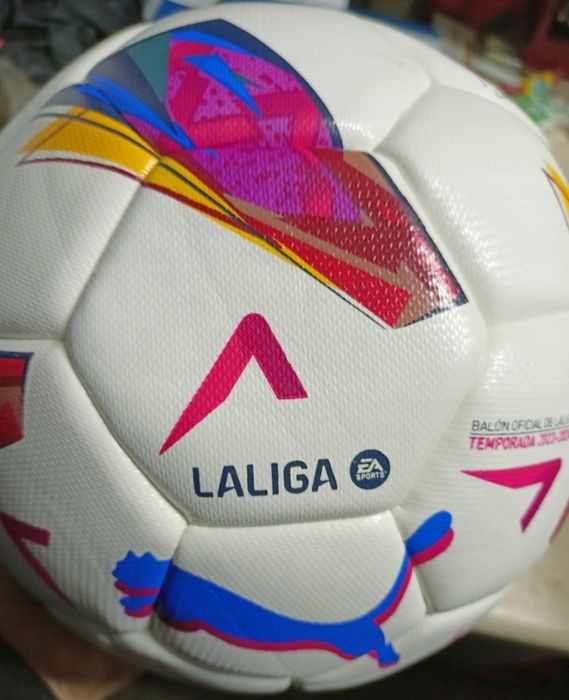 Biała piłka nożna Puma treningowa La Liga do gry na trawie rozmiar 5