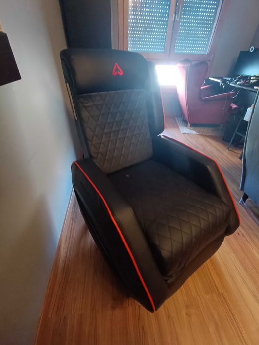 Cadeirão Gaming com suporte para pés, em preto e vermelho