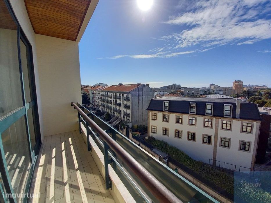 Apartamento T4 + 1 na Rua Oliveira Monteiro