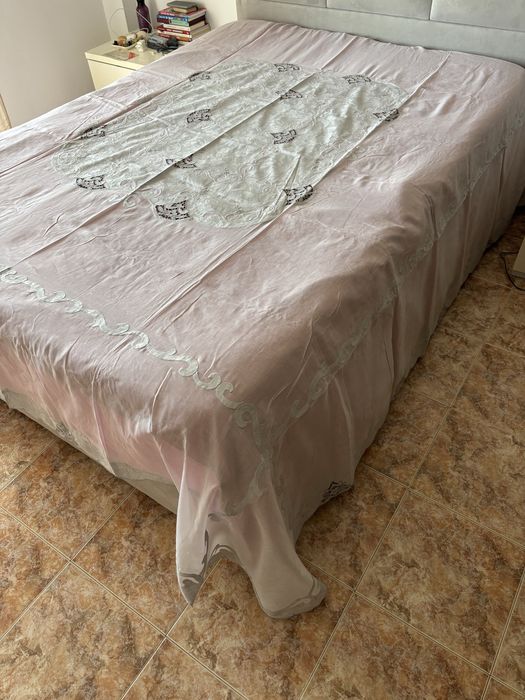 Colcha de organdy e bordado da Madeira