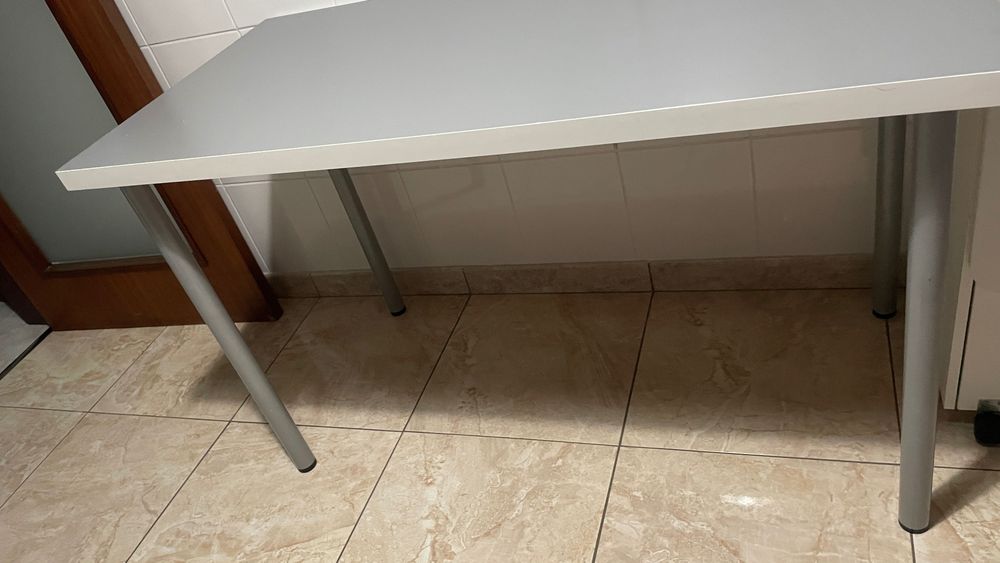 Vendo mesa de cozinha, pés regulares