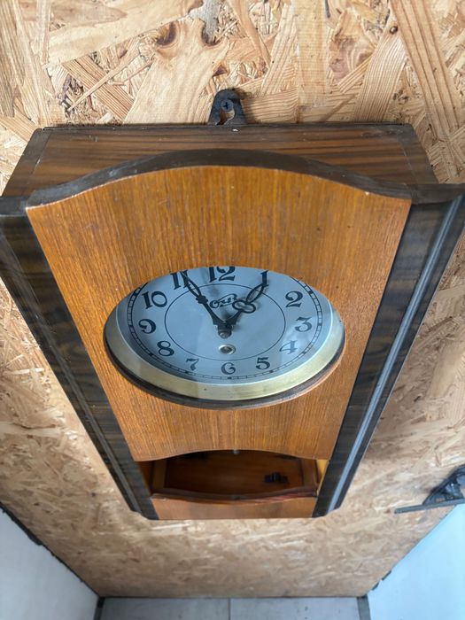 Настінний годинник. В робочому стані.