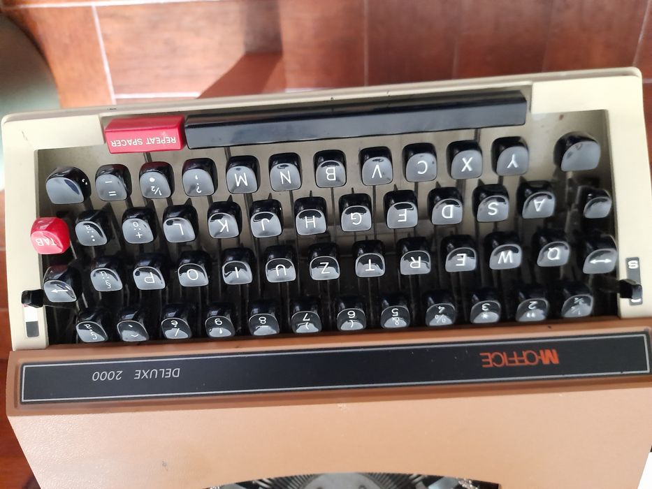 Máquina de escrever M-Office deluxe 2000