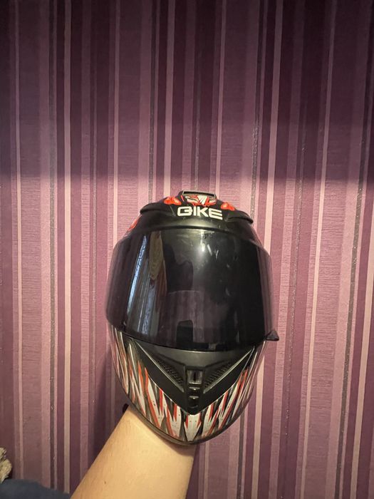 Мотошлем qike черно-красный