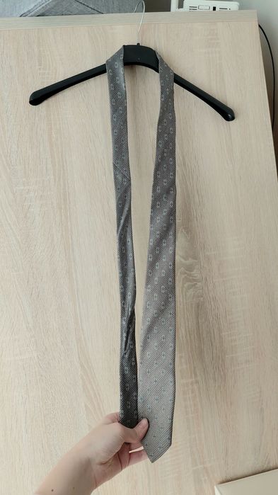 Szary krawat z drobnym wzorkiem