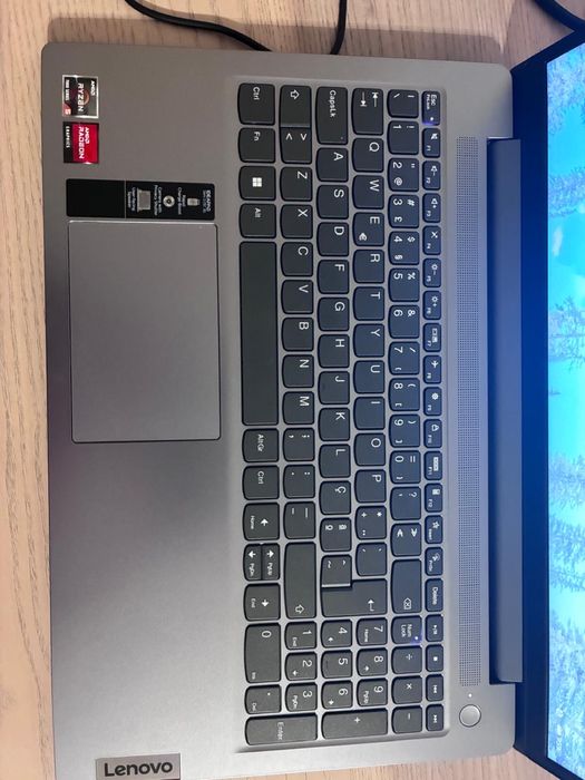 Portátil LENOVO IdeaPad Slim 3 15AMN8-827 (15,6" - AMD Ryzen 5 7520U - RAM: 16 GB